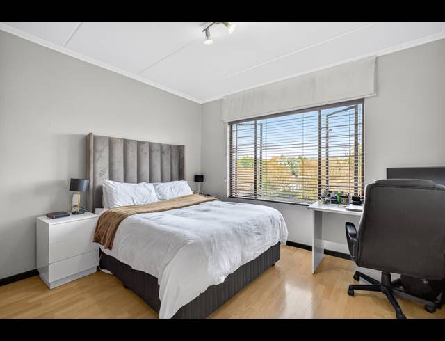 2 BEDROOM APARTMENT FOR SALE IN SUNNINGHILL